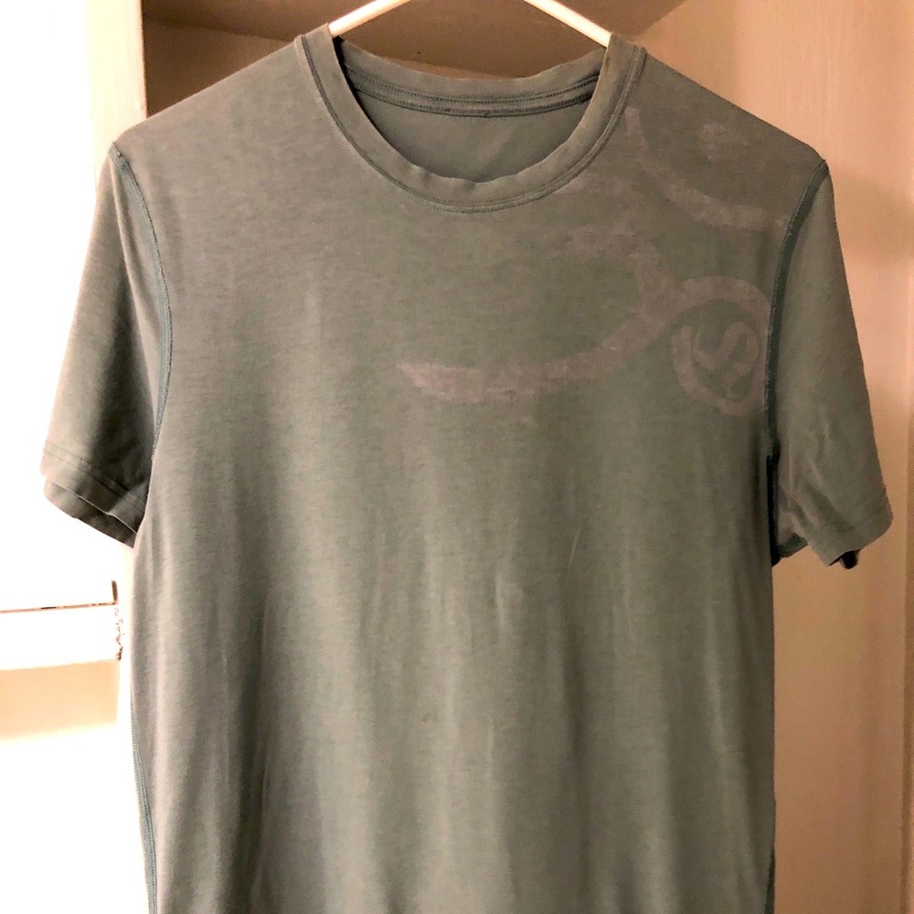 Men’s lululemon t shirt rare OM graphic sz S light green/grey